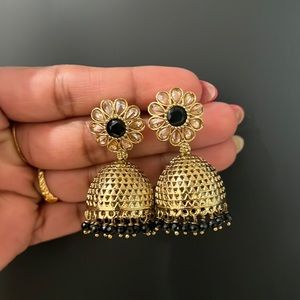 Black jhumki